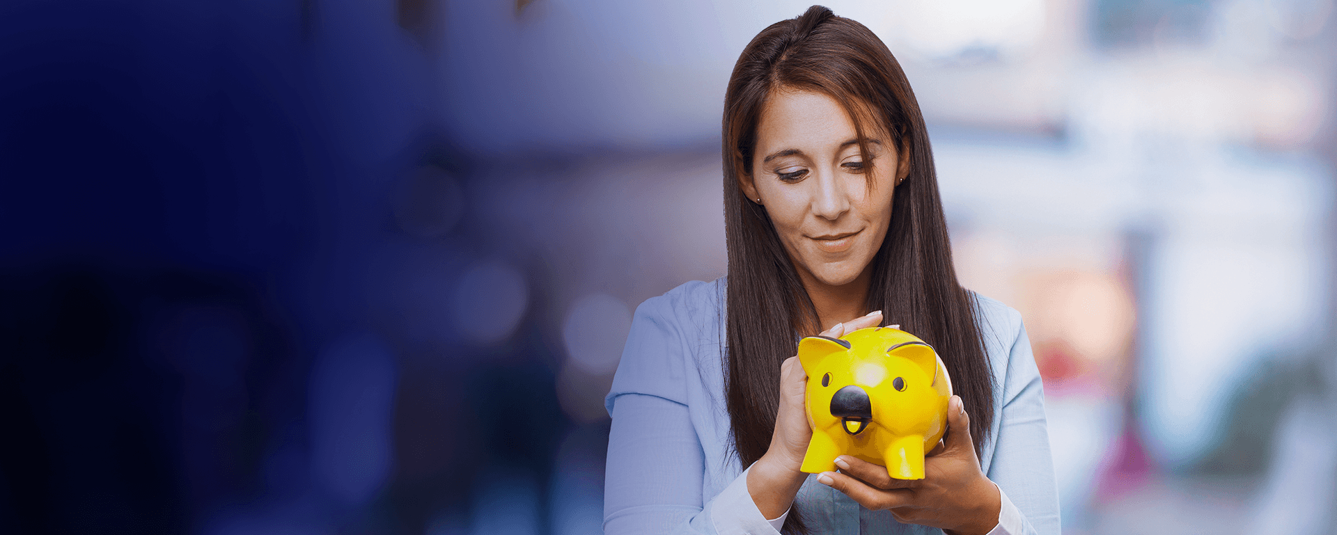 Familia revisando opciones de ahorro con acompanamiento financiero
